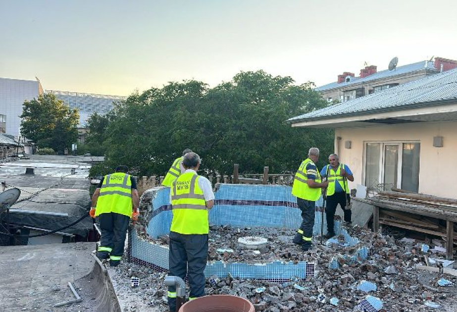Bakıda çoxmərtəbəli binanın dam örtüyü və konstruksiyası üçün təhlükə yaradan tikililər sökülüb