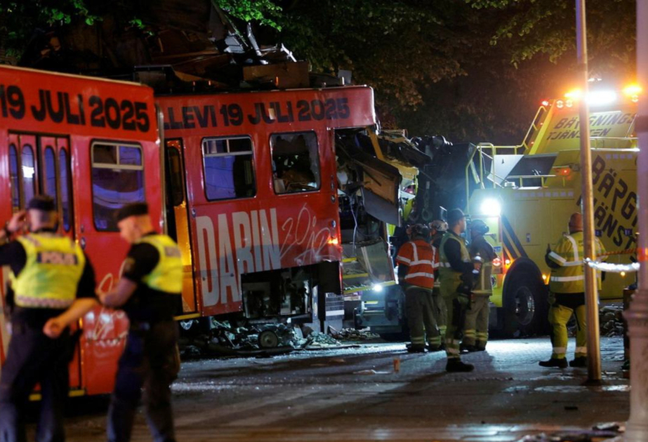 İsveçdə relsdən çıxan tramvay binaya çırpılıb