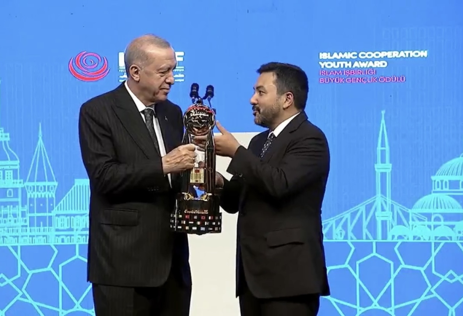 Türkiyə Prezidentinə İƏT Gənclər Forumunun ali mükafatı təqdim edilib