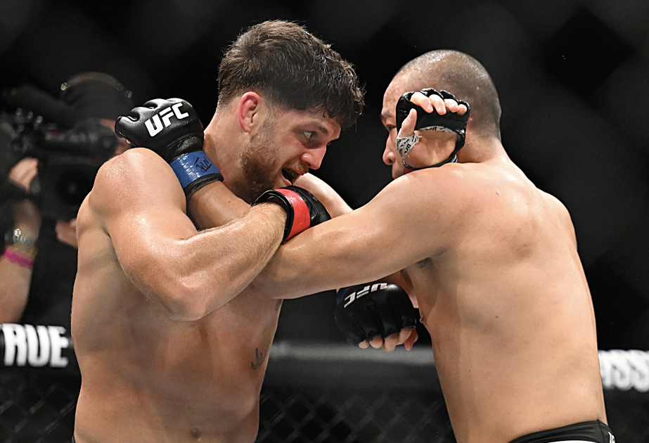 UFC: Cənubi Koreyadan olan idmançı qələbəyə sevinib