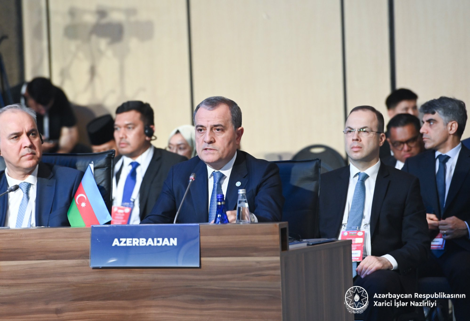 وزير الخارجية الأذربيجاني يلقي كلمة في الاجتماع الطارئ المنعقد بدورة مجلس وزراء خارجية التعاون الإسلامي
