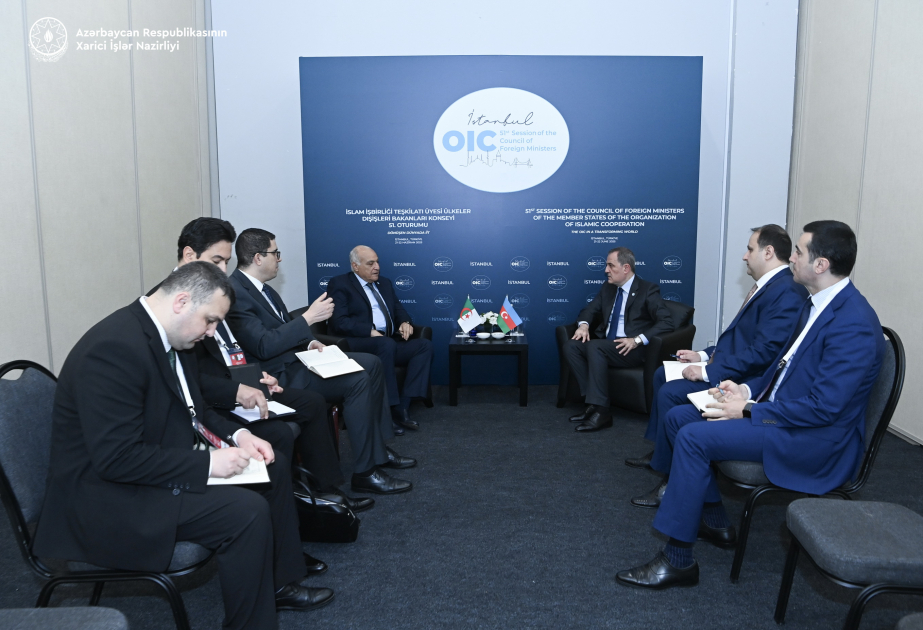 El Ministro de Asuntos Exteriores de Azerbaiyán discute las tensiones entre Israel e Irán con su homólogo argelino