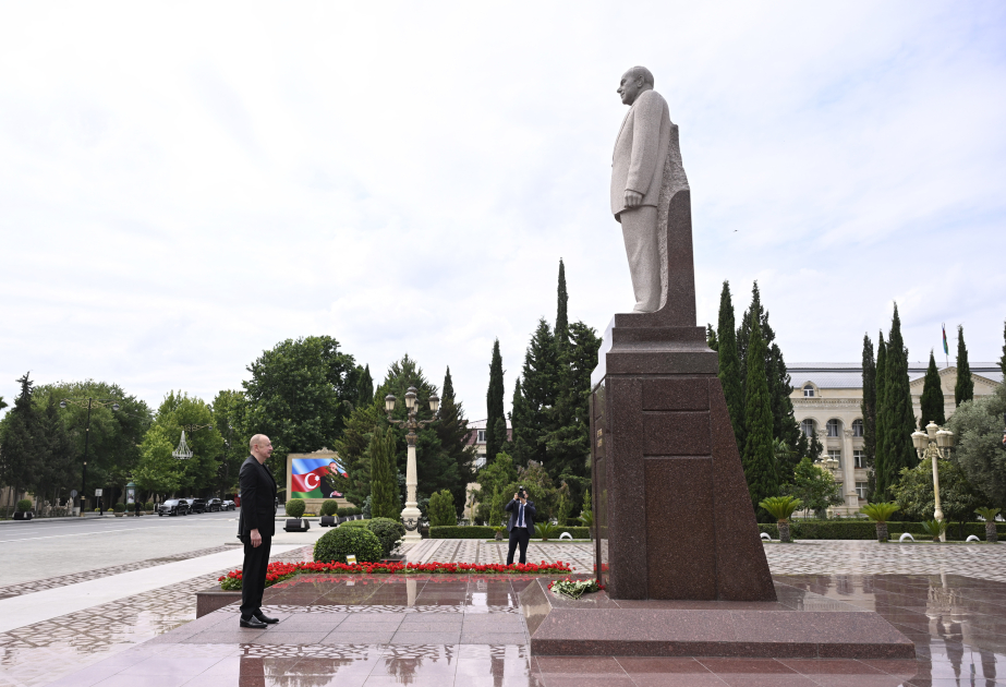 Президент Ильхам Алиев посетил памятник общенациональному лидеру Гейдару Алиеву в городе Евлах ВИДЕО