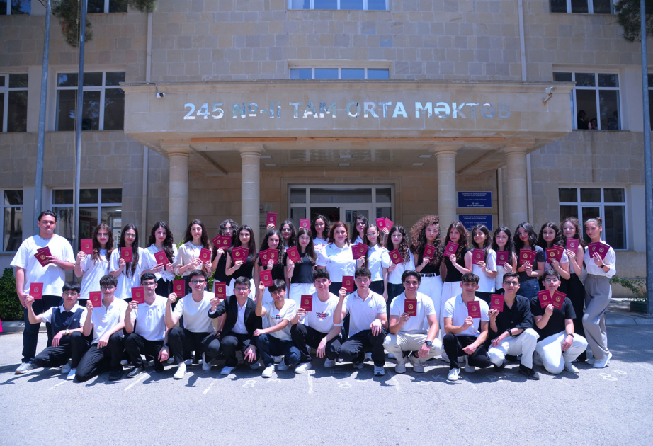 Paytaxt üzrə 2213 nəfər məktəbi fərqlənmə attestatı ilə bitirib