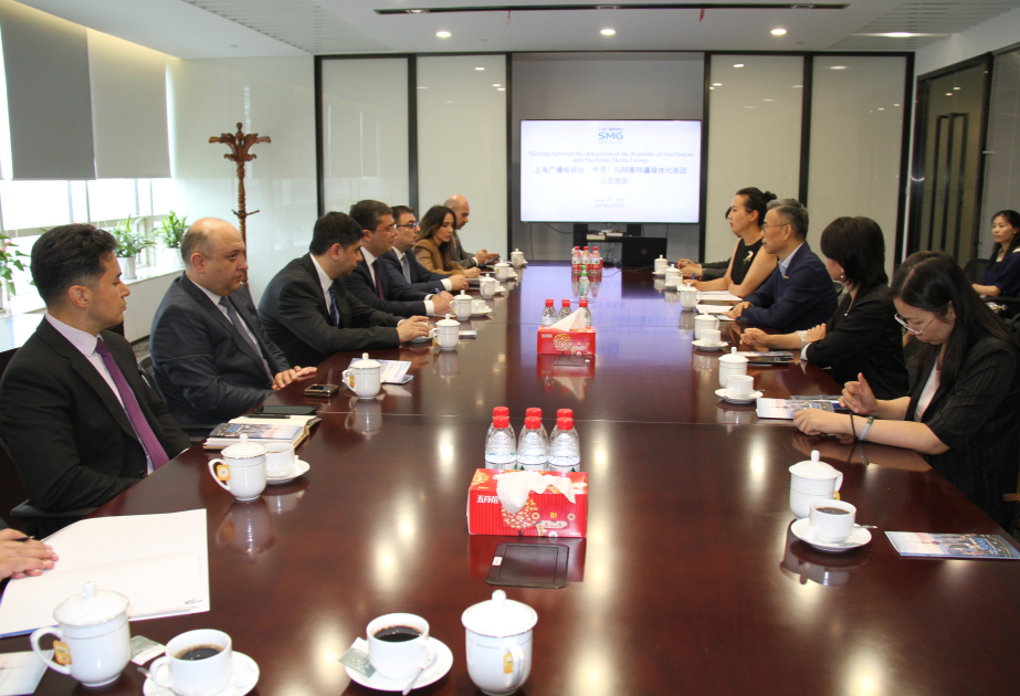 Una delegación de Azerbaiyán se reúne con el director general del Grupo Mediático de Shanghái