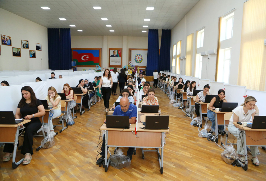 Paytaxt üzrə 1550 fizika və informatika müəllimi sertifikatlaşdırma prosesinə dəvət olunub