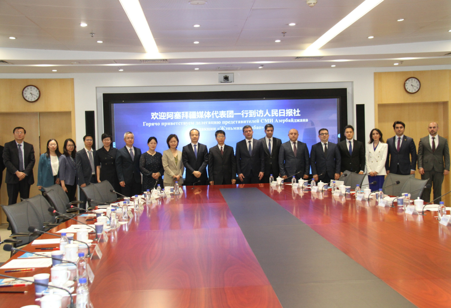 Aserbaidschanische Delegation besucht Büro der chinesischen Zeitung Rénmín Rìbào