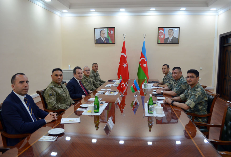 Türkiyə nümayəndə heyəti Azərbaycanın Quru Qoşunları Komandanlığını ziyarət edib