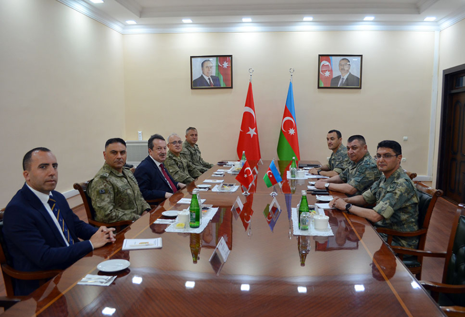 Delegación de la Universidad de Defensa Nacional de Türkiye visita el Mando de las Fuerzas Terrestres de Azerbaiyán