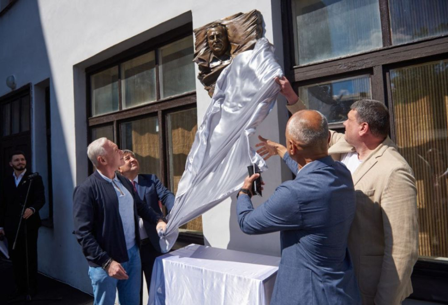 Xarkovda heykəltaraş Seyfəddin Qurbanovun xatirə lövhəsinin açılışı olub