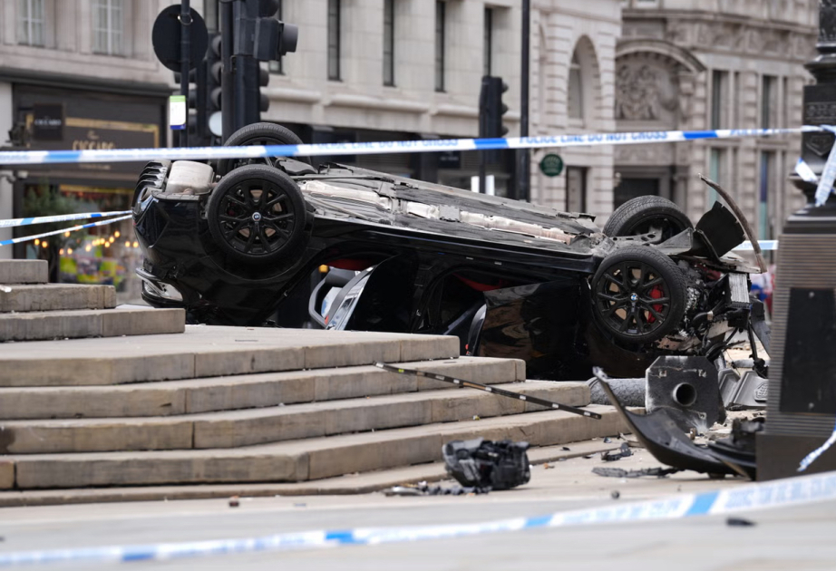 Londonda avtomobil məşhur fəvvarəyə çırpılıb