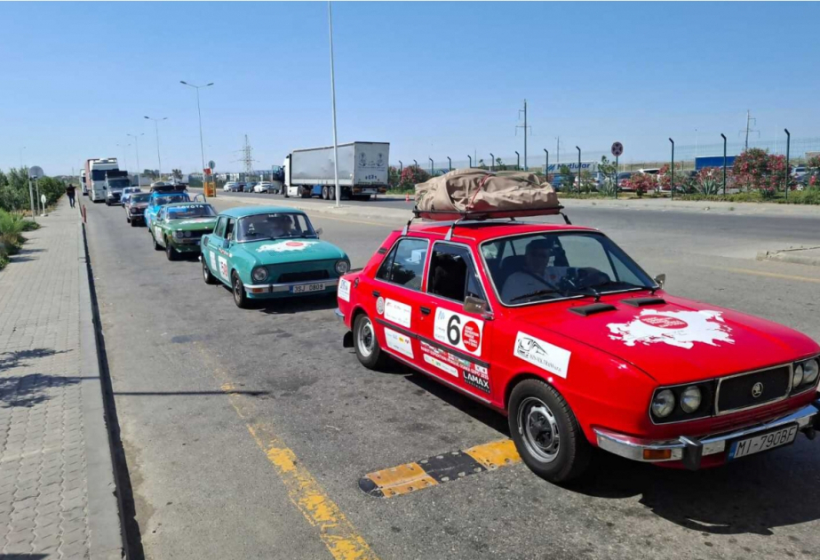 Una caravana de legendarios automóviles checos y japoneses llega a Kazajistán en el ferry “Azerbaiyán”