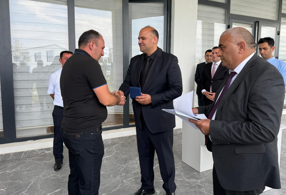 تقديم مفاتيح البيوت إلى العائلات التي أعيدت اليوم إلى قرية كنكرلي الأغدامية المحررة من الاحتلال الأرميني