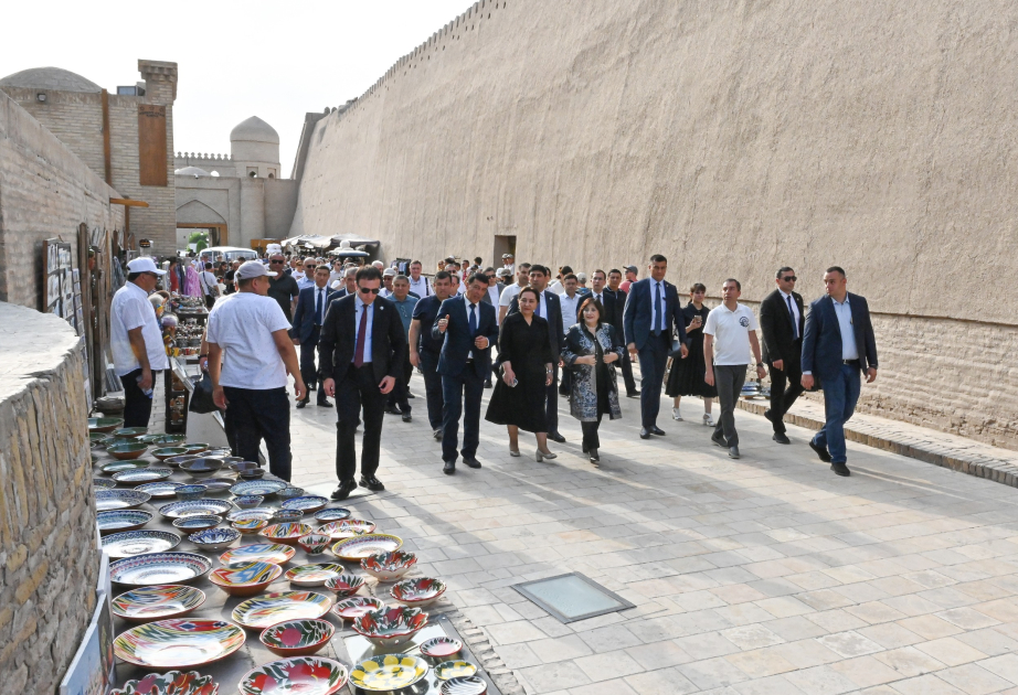 Les participants au Forum interparlementaire visitent les sites historiques et culturels de la ville de Khiva