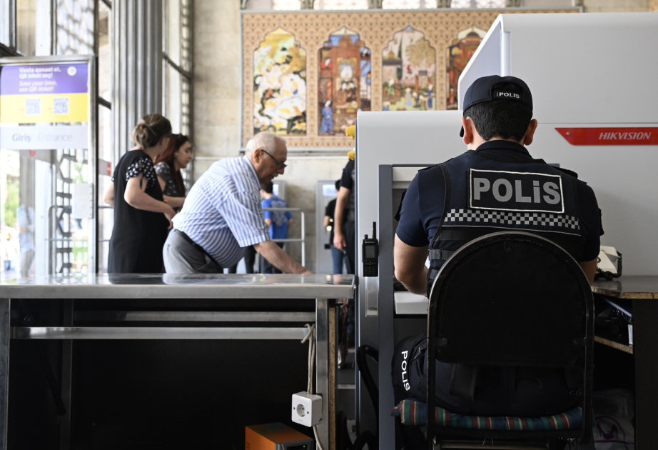 “Vətəndaş, zəhmət olmasa, əlinizdəki əşyanı cihaza yerləşdirin...” Metro polislərinin bir günü -  REPORTAJ VİDEO