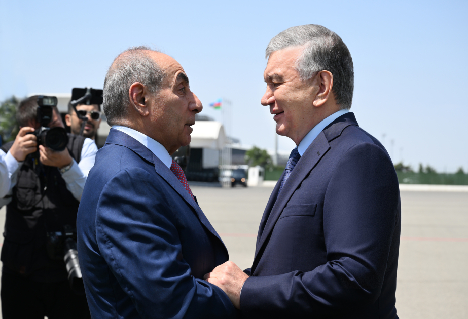 Präsident von Usbekistan Shavkat Mirziyoyev zu Staatsbesuch in Aserbaidschan eingetroffen