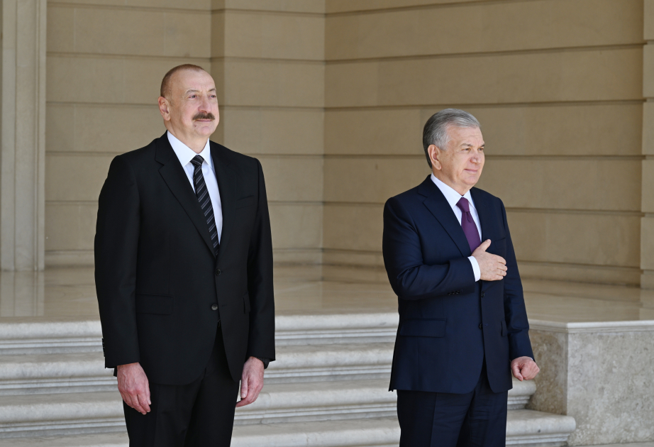 La ceremonia oficial de bienvenida al presidente uzbeko, Shavkat Mirziyoyev