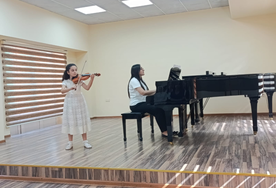 BMA-nın İxtisas musiqi məktəb-studiyasının 45 illiyinə həsr olunmuş konsert təşkil edilib
