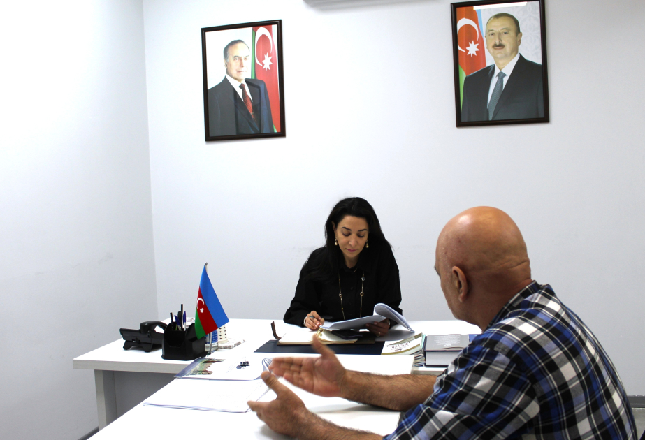 Ombudsman Səbinə Əliyeva vətəndaşların müraciətlərini dinləyib