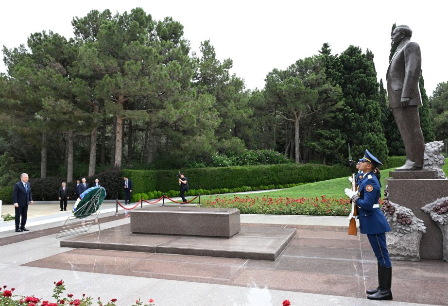 Uzbekistani President pays tribute to National Leader Heydar Aliyev