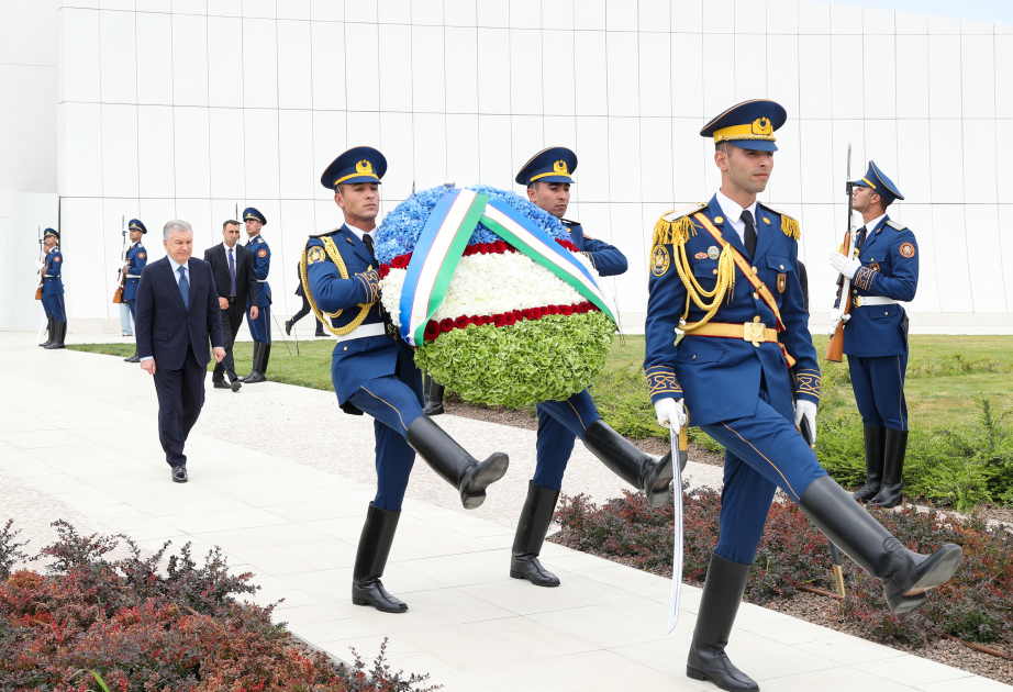 Shavkat Mirziyoyev besucht Siegespark in Baku