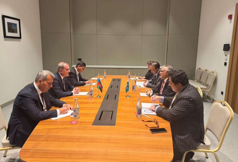 Se discuten las posibilidades de ampliar la cooperación bilateral y multilateral entre Azerbaiyán y Pakistán