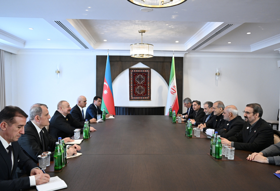 الرئيس إلهام علييف يجتمع مع رئيس إيران مسعود بزشكيان في خانكندي تـــحديـــث