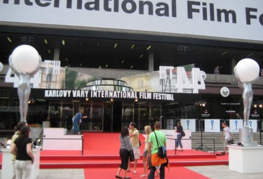 Премию президента Карловарского кинофестиваля получили актеры Питер Сарсгаард и Вики Крипс
