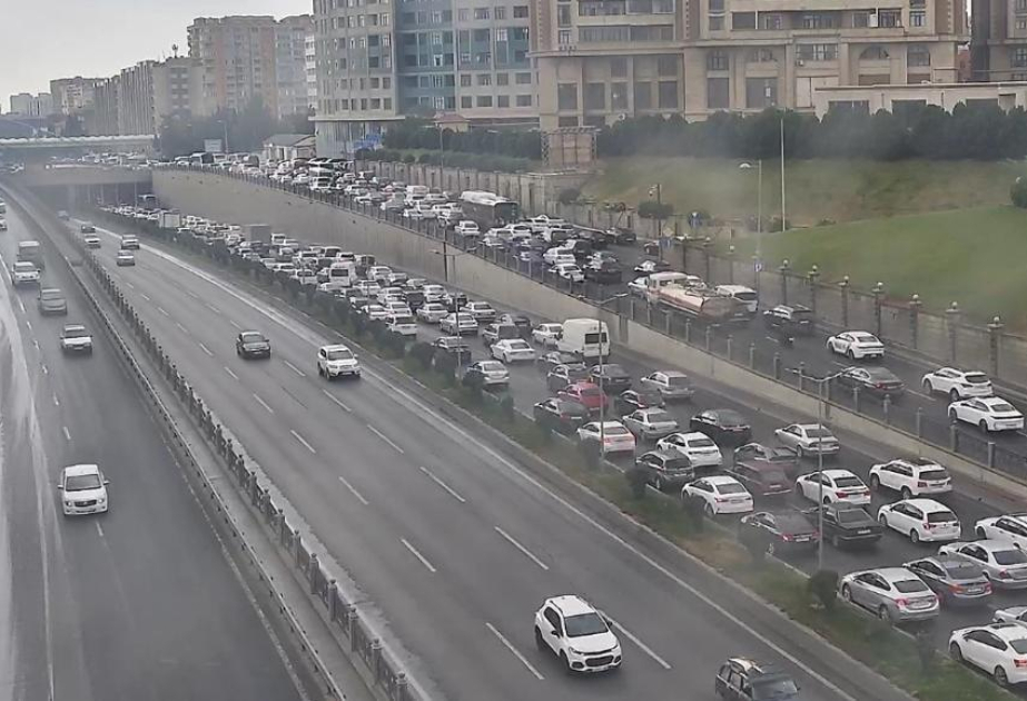 Yol qəzası Bakı-Sumqayıt şosesində nəqliyyatın sıxlığına səbəb olub