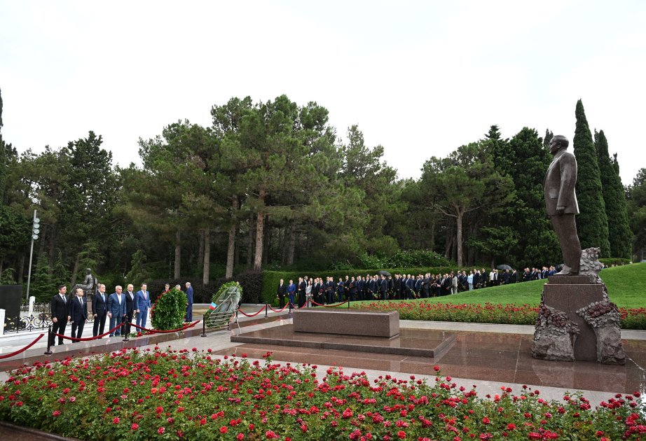 XİN-in rəhbər heyəti, diplomatik nümayəndəlik və konsulluqların rəhbərləri Ulu Öndərin məzarını, Şəhidlər xiyabanını və Zəfər parkını ziyarət ediblər
