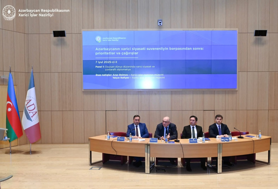 Une table ronde consacrée au thème « La politique étrangère et la diplomatie multilatérale dans un ordre mondial en mutation »