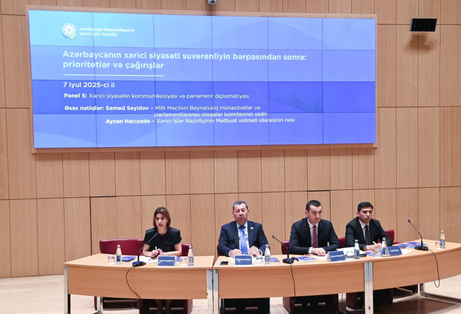 “Xarici siyasətin kommunikasiyası və parlament diplomatiyası” mövzusunda panel müzakirəsi olub