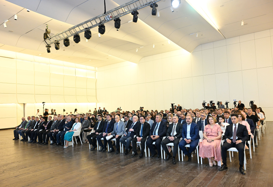 En el Centro Heydar Aliyev se celebra una conferencia sobre el papel de Heydar Aliyev en el desarrollo de los medios de comunicación