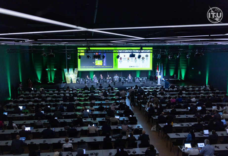 وزير التنمية الرقمية والنقل الأذربيجاني يحضر حلقة نقاش ضمن القمة العالمية لمجتمع المعلومات