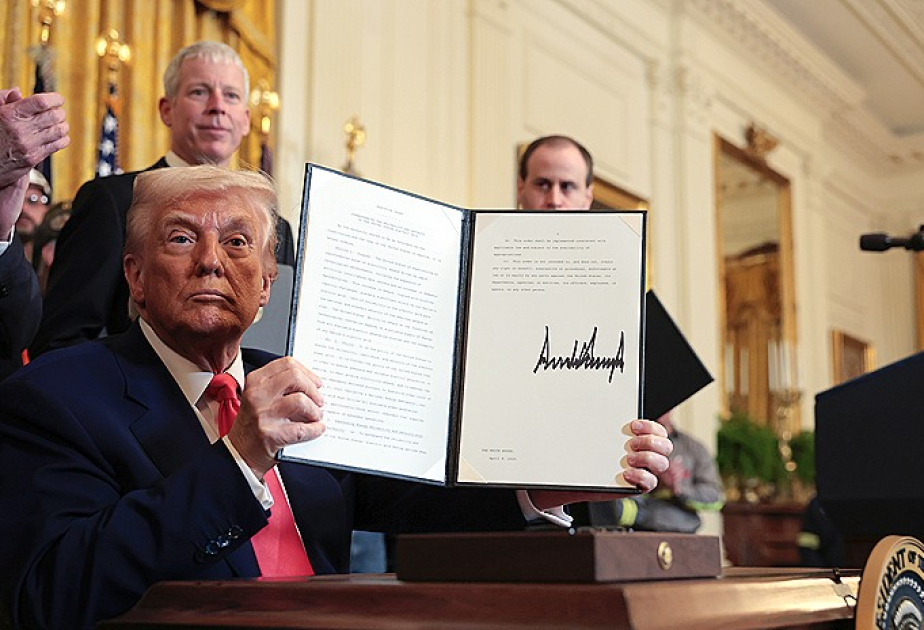 Donald Trump annonce 35% de surtaxes douanières sur les importations en provenance du Canada