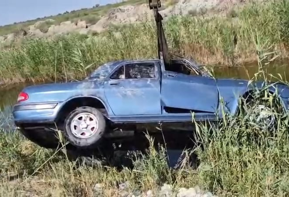 Salyanda minik avtomobili kanala aşıb, ölənlər var VİDEO
