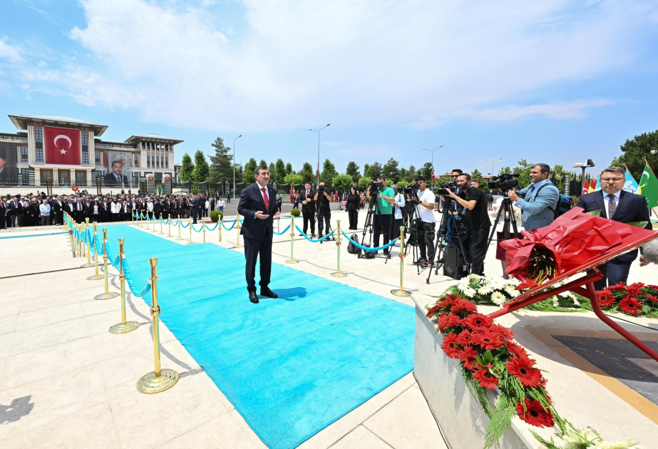 Türkiyənin vitse-prezidenti 15 İyul qəhrəmanlarının abidəsi önünə əklil qoyub