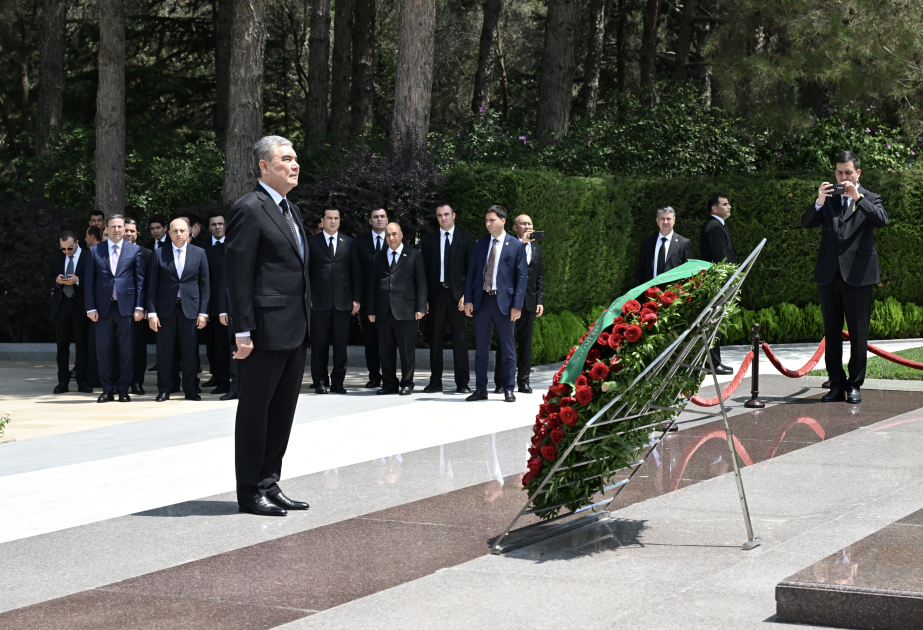 El Presidente del Halk Maslahaty de Turkmenistán visitó la tumba del Gran Líder Heydar Aliyev en el Callejón de Honor