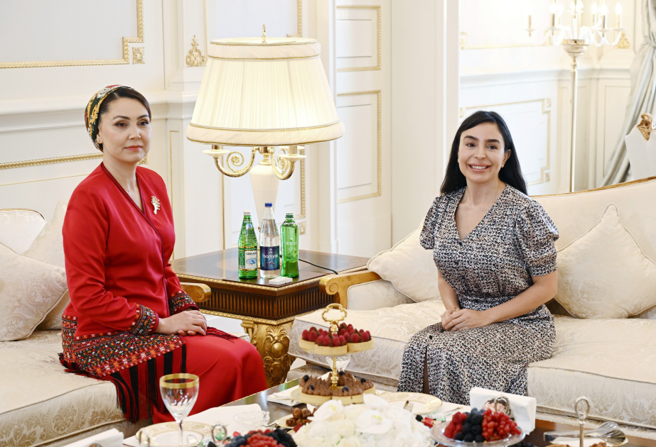 نائبة رئيسة مؤسسة حيدر علييف ليلى علييفا تجتمع مع ابنة رئيس مجلس شعب تركمانستان أوغول جهان أتابايفا