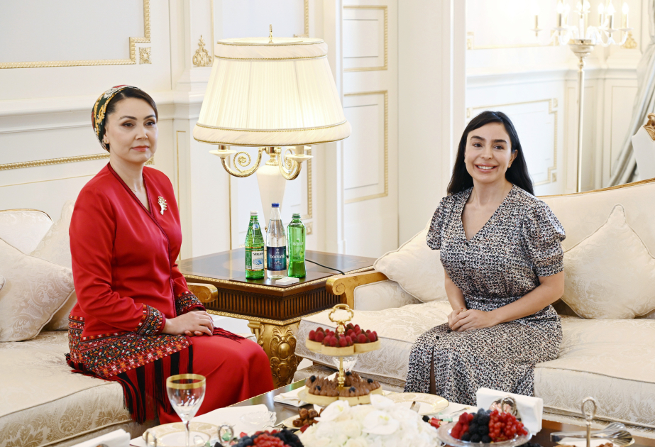 盖达尔·阿利耶夫基金会副主席莱拉·阿利耶娃会见土库曼斯坦人民委员会主席之女奥古尔贾汉·阿塔巴耶娃