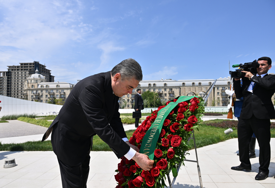 土库曼斯坦人民委员会主席库尔班古力·别尔德穆哈梅多夫参观胜利公园