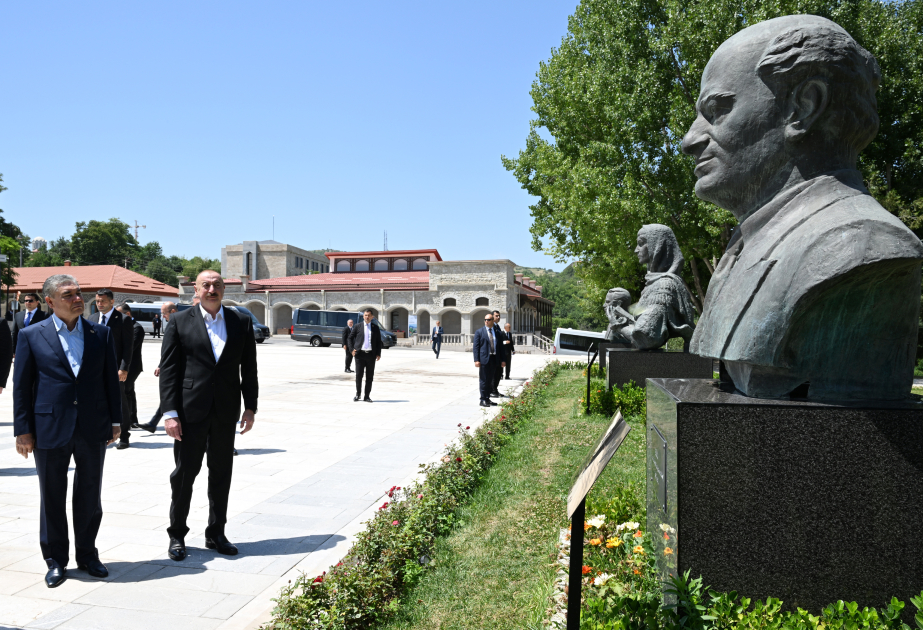 Präsident Ilham Aliyev und Gurbanguly Berdimuhamedov besichtigen in Schuscha von Kugeln durchsiebte Denkmäler von Natavan, Bulbul und Uzeyir Hajibeyli VIDEO