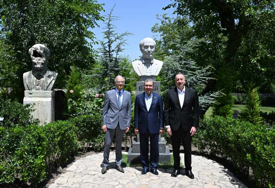 El Presidente Ilham Aliyev y Gurbanguly Berdimuhamedov visitaron la Casa-Museo de Bulbul en Shusha