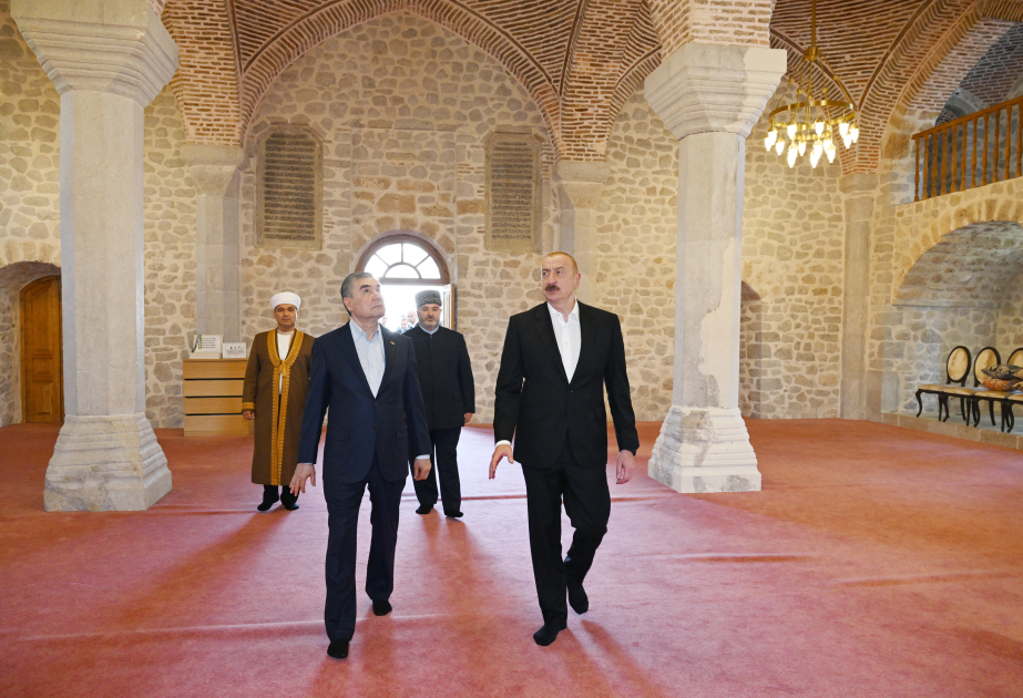 Aserbaidschans Präsident und Vorsitzender des turkmenischen Halk Maslahaty besuchen Yukhari-Govhar-Agha-Moschee in Schuscha VIDEO