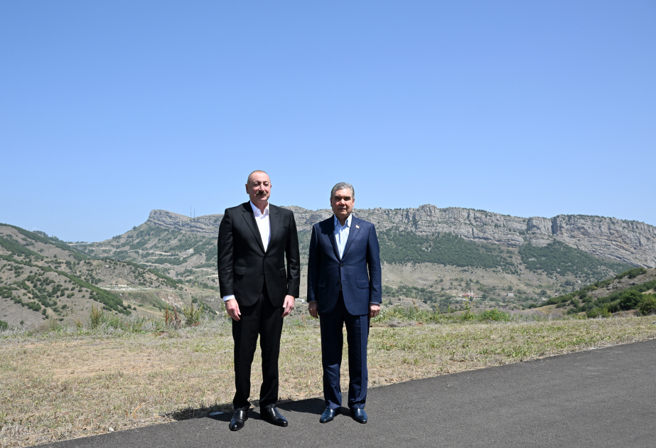 伊利哈姆·阿利耶夫总统和库尔班古力·别尔德穆哈梅多夫在舒沙区达沙尔特村拍照