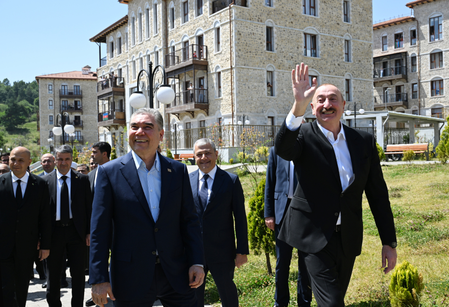 阿塞拜疆总统伊利哈姆·阿利耶夫与土库曼斯坦人民委员会主席参观舒沙首个住宅小区