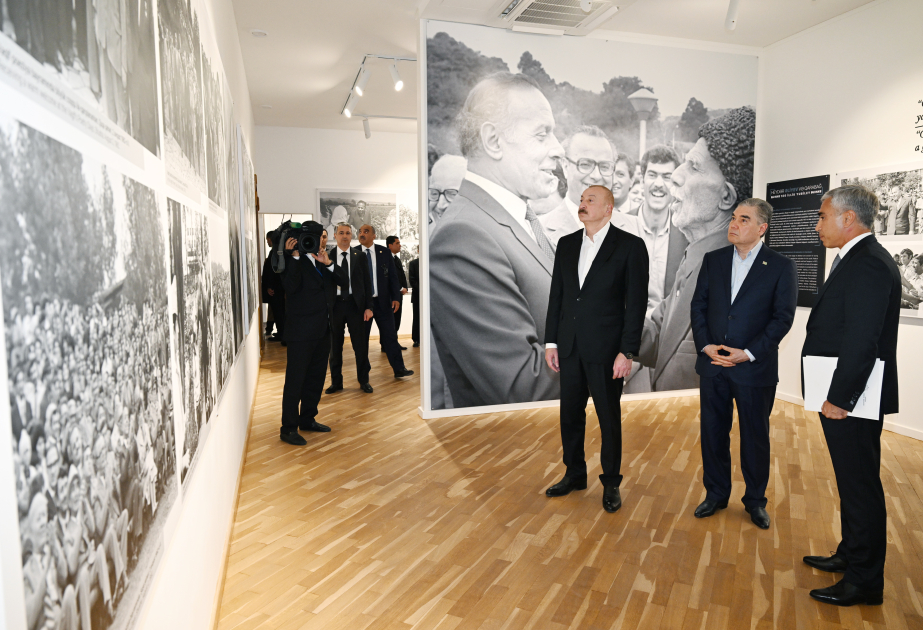 伊利哈姆·阿利耶夫总统与库尔班古力·别尔德穆哈梅多夫在舒沙创意中心观看“盖达尔·阿利耶夫与卡拉巴赫”展