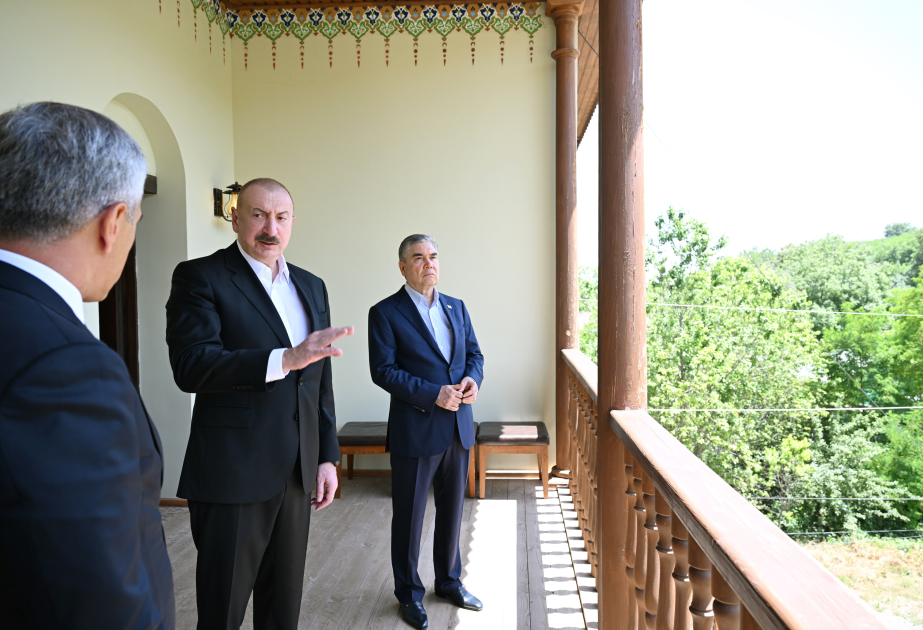 伊利哈姆·阿利耶夫总统同库尔班古力·别尔德穆哈梅多夫参观舒沙的穆罕默达罗夫庄园