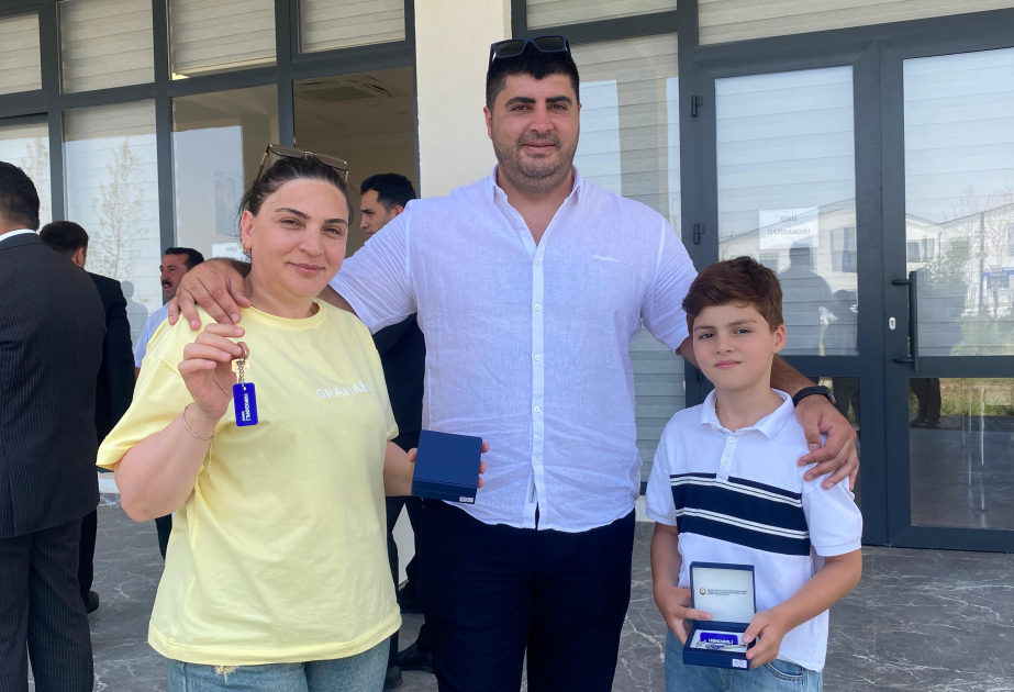 又43 户迁往阿格达姆区肯格尔利村的家庭拿到了房屋钥匙