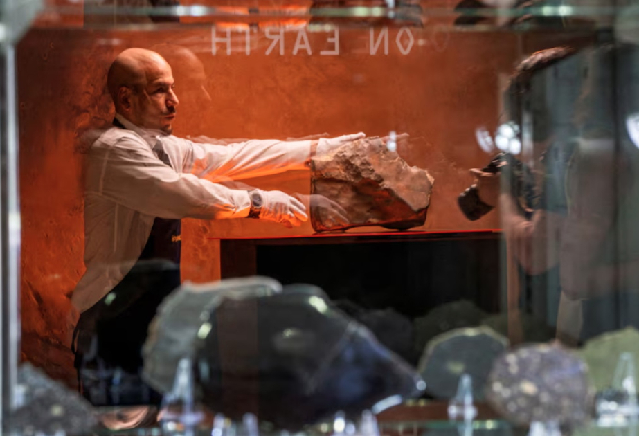 Mars meteoritinin parçası “Sotheby's” hərracında 5,3 milyon dollara satılıb